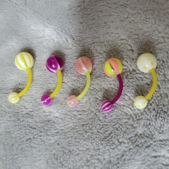 Set of 5 new hypoallergenic neon yellow and purple belly rings - Picture 4 of 5